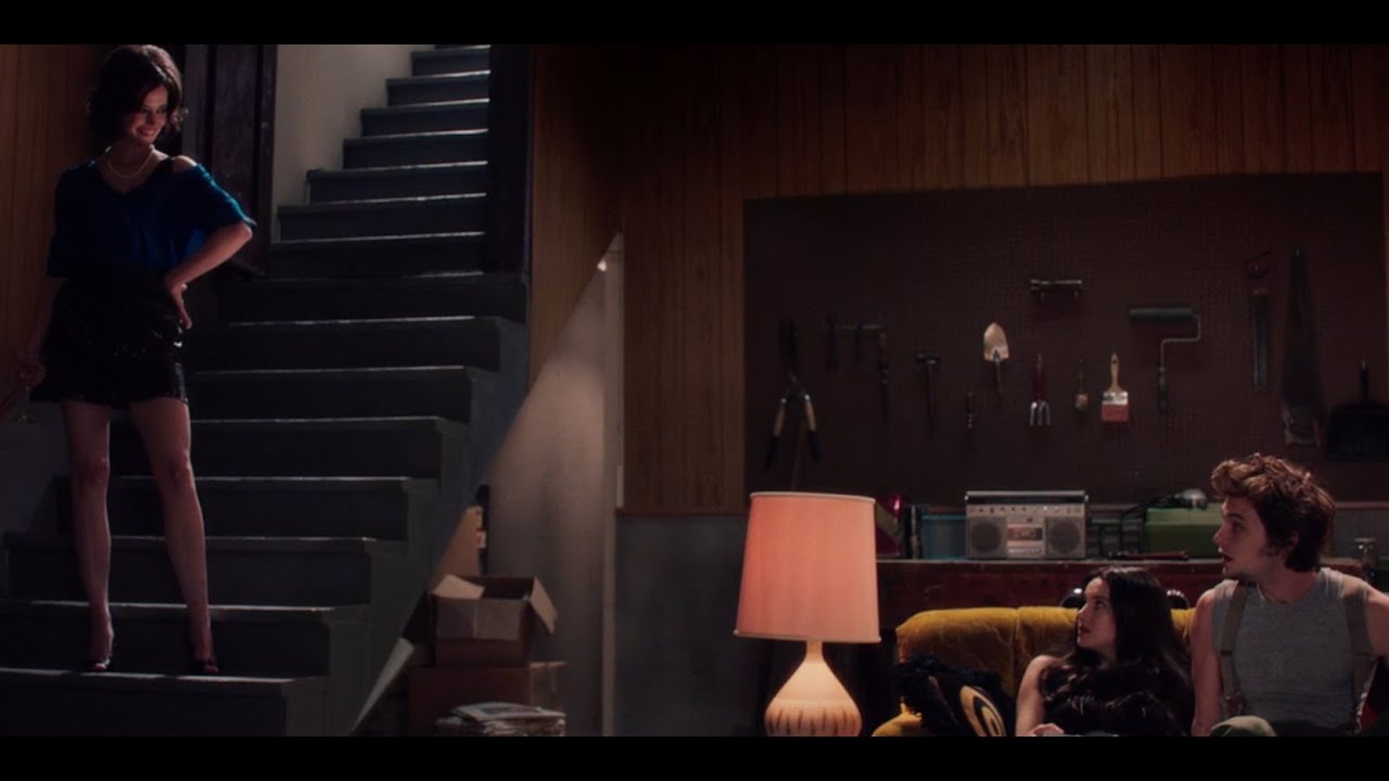 Видео к фильму Белая птица в метели | Clip - Dress