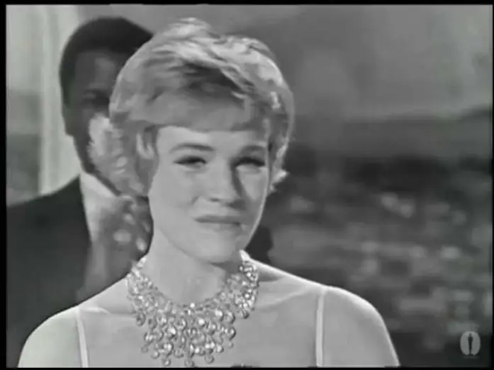 Видео к фильму Мэри Поппинс | Julie Andrews Wins Best Actress | 37th Oscars (1965)
