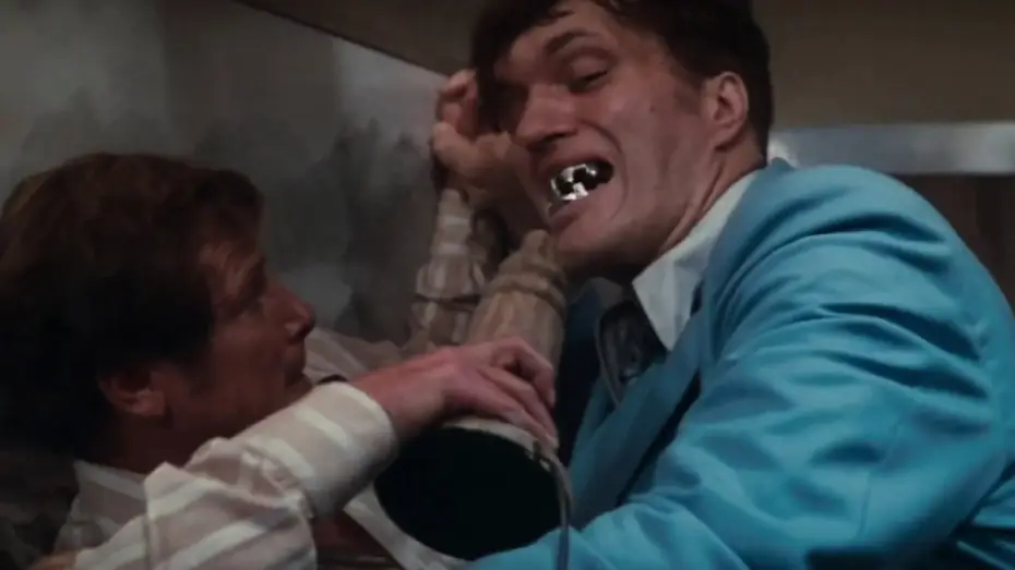 Видео к фильму 007: Шпион, который меня любил | Bond gets to grips with Jaws on the train