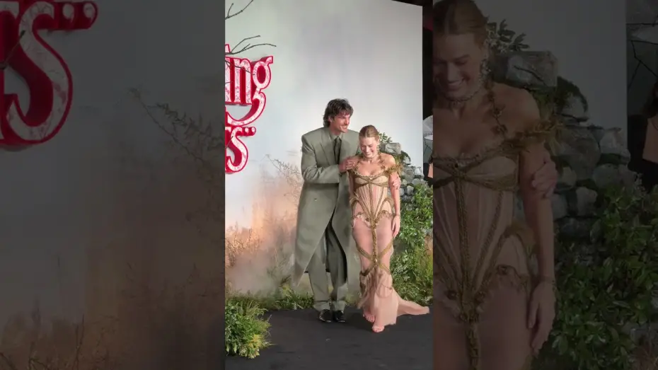 Видео к фильму Грозовой перевал | Margot Robbie & Jacob Elordi caught in the rain at the "WUTHERING HEIGHTS" UK Premiere