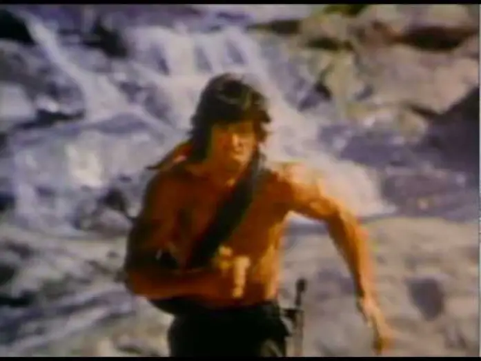 Видео к фильму Рэмбо: Первая Кровь 2 | RAMBO II : LA MISSION (1985) (Bande-annonce VOSTF)
