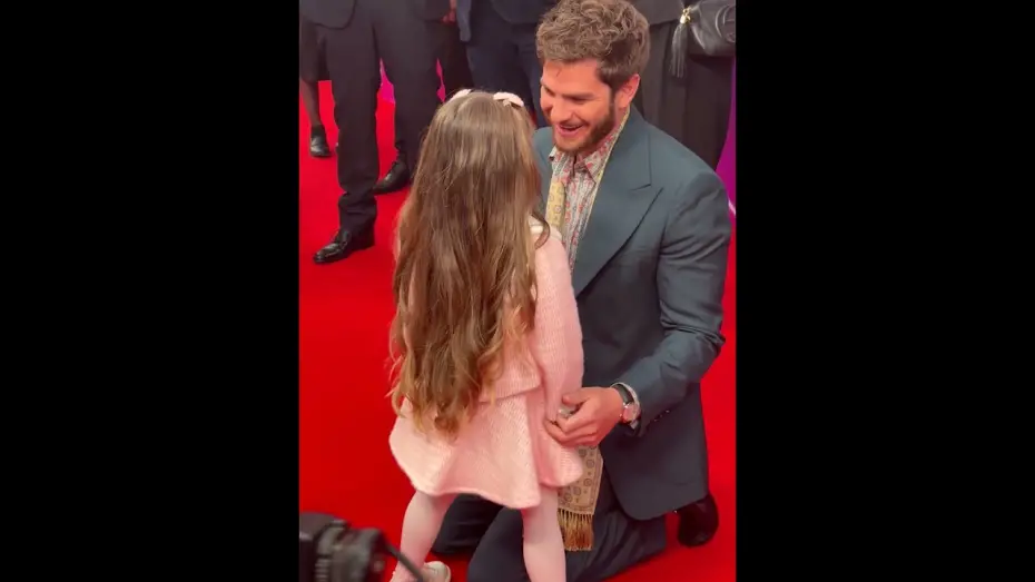 Видео к фильму Время жить | Andrew Garfield reunites with on screen daughter at We Live in Time premiere
