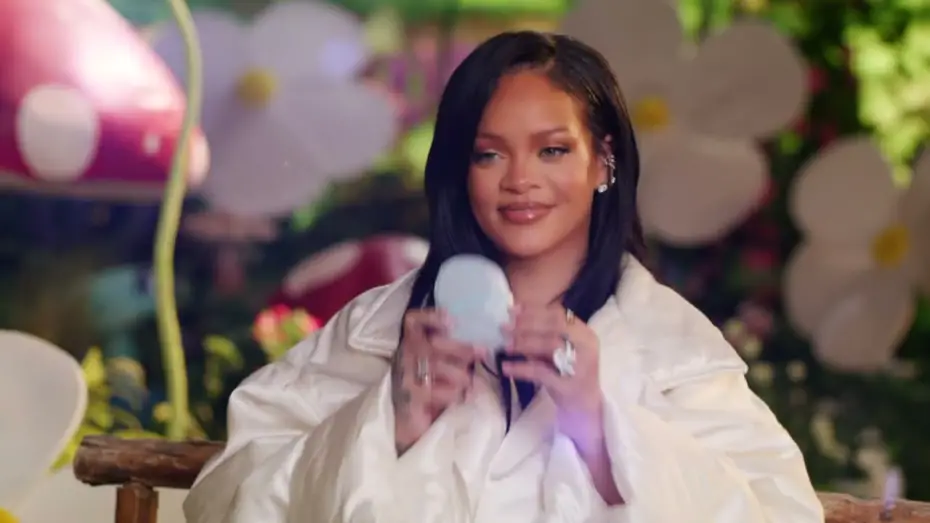 Видео к фильму Smurfs | What's in My Bag?