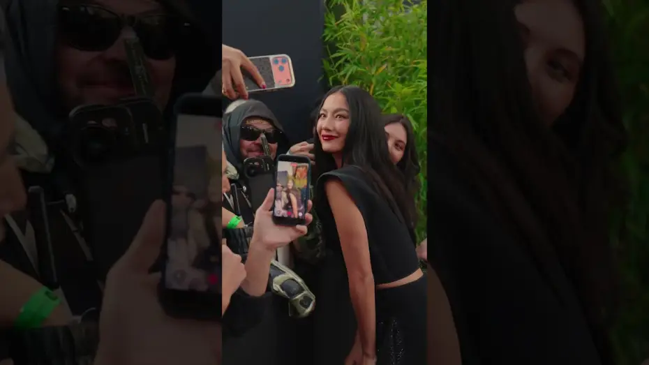 Видео к фильму Мортал Комбат 2 | Our Kitana knows how to stir up a fan frenzy.