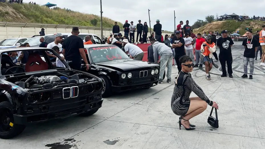 Видео к фильму Queezy visits the Races — Queezy visits the Races