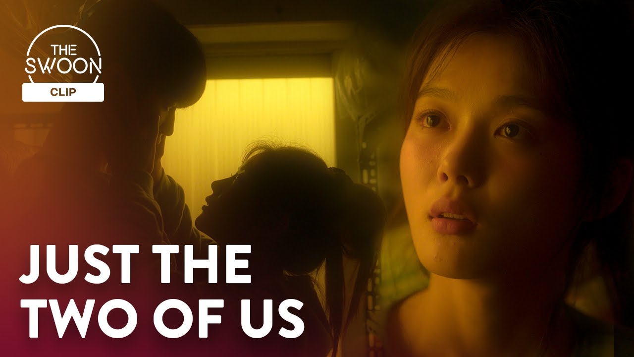 Видео к фильму Девушка из 20 века | Byeon Woo-seok pulls Kim You-jung close to save her from trouble