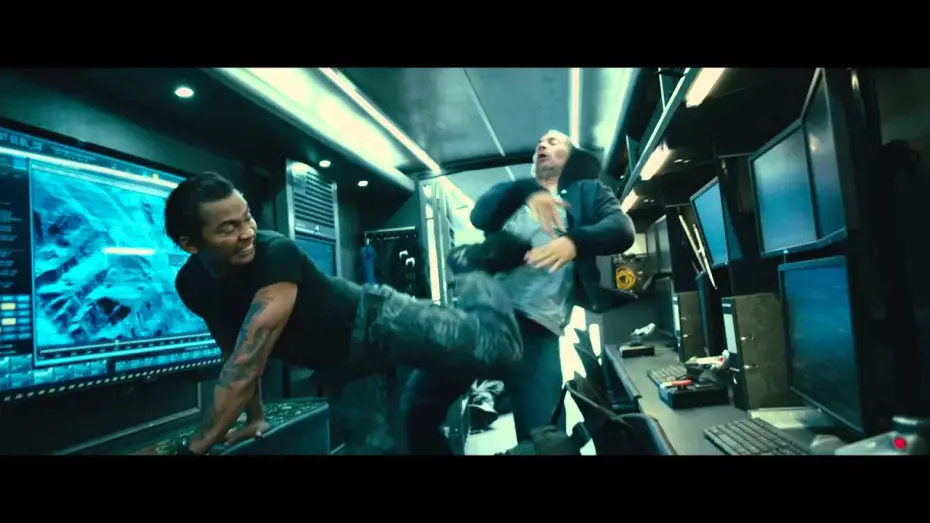 Видео к фильму Форсаж 7 | Fast & Furious 7 - Extrait 3 "Combat entre Brian et Kiet" VF [Au cin&eacute;ma le 1er Avril]