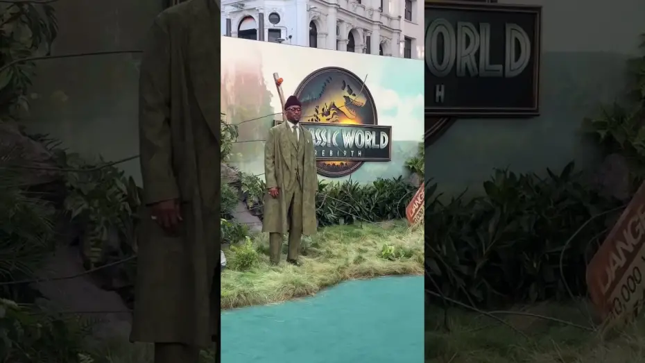 Видео к фильму Jurassic World Rebirth | Walking the Jurassic World Rebirth green carpet, it&rsquo;s Mahershala Ali!