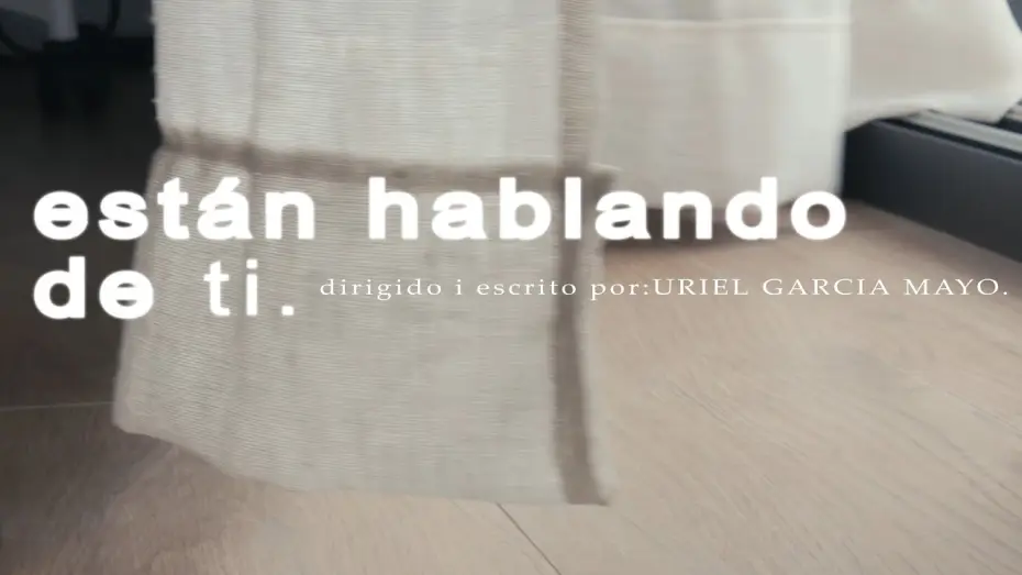 Видео к фильму Est&aacute;n hablando de ti | Est&aacute;n hablando de ti - Shortfilm