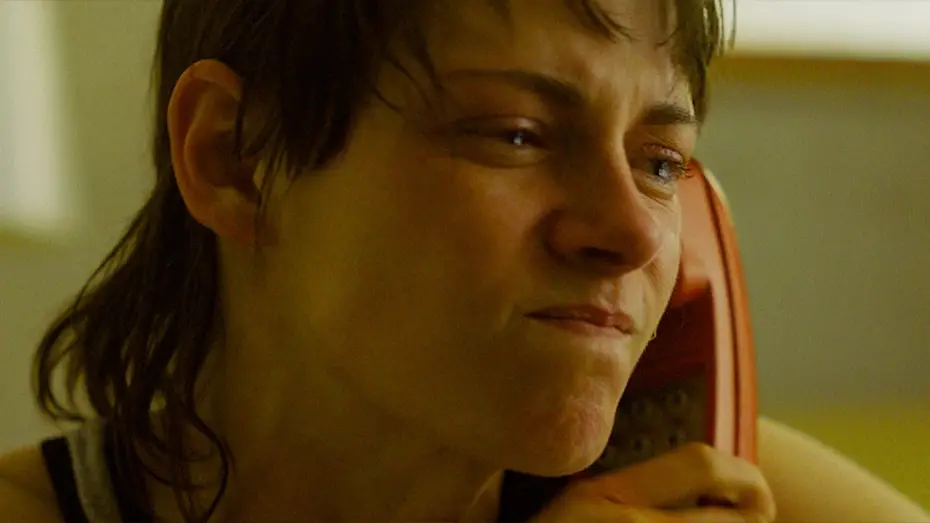 Видео к фильму Любовь истекает кровью | Lou Confronts Her Dad - Movie Clip