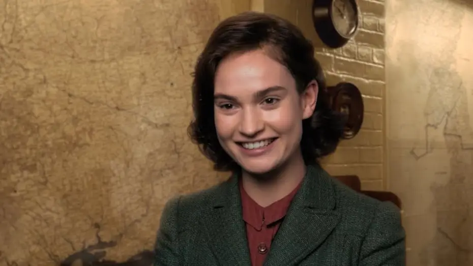 Видео к фильму Темные времена — L'ORA PIÙ BUIA - Intervista a Lily James - Parte 1