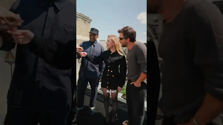 Видео к фильму Jurassic World Rebirth | The cast reunites with Delores in London ahead of the premiere tonight!