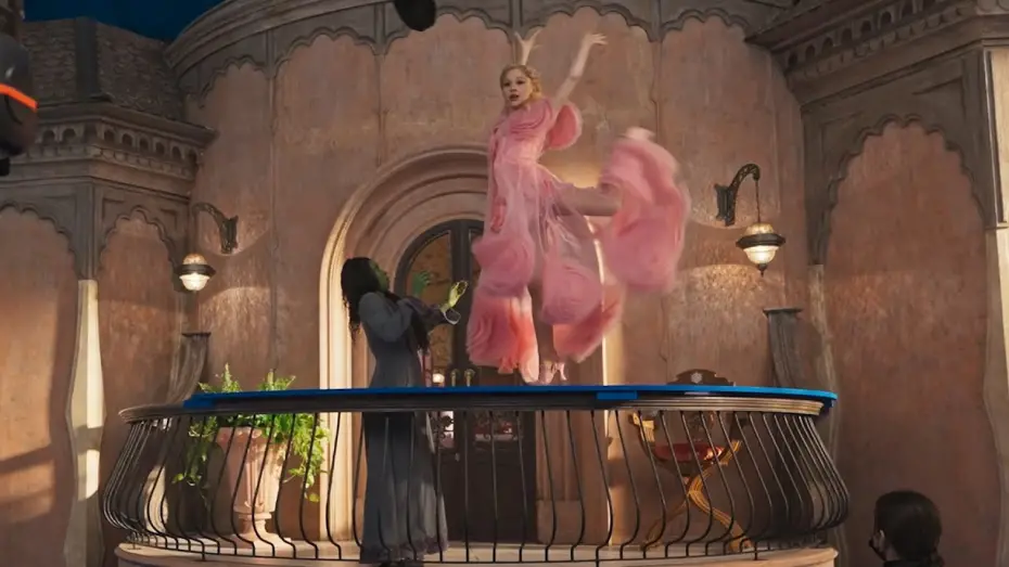 Видео к фильму Злая: Часть первая | A Week On Set With Ariana