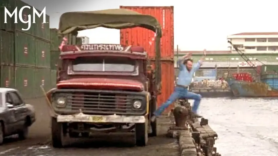 Видео к фильму Без вести пропавшие | Car Chase Through The Harbor