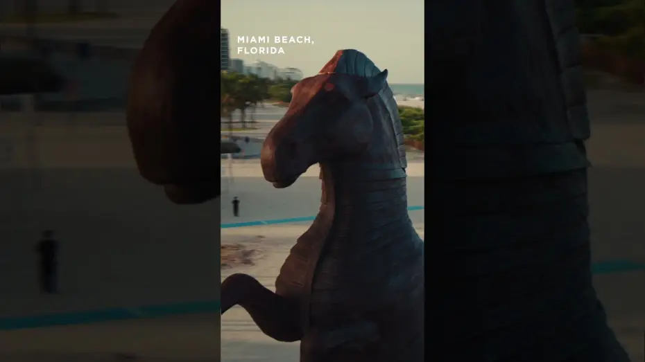 Видео к фильму Одиссея — Matt Damon and John Leguizamo 🤝 epic Trojan Horse in Miami