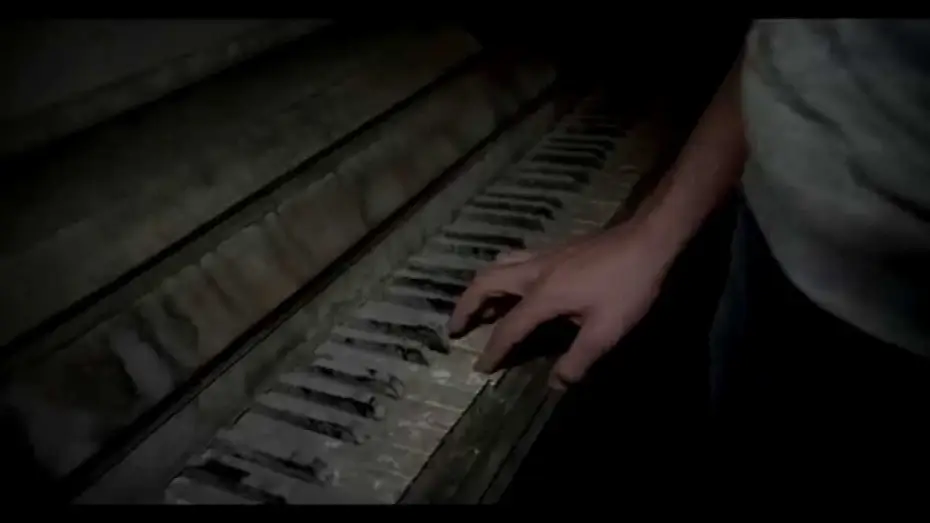 Видео к фильму Париж: Город мёртвых | Catacombes / Extrait 2 VF &laquo; George trouve un piano familier &raquo; [Au cin&eacute;ma le 20 ao&ucirc;t]