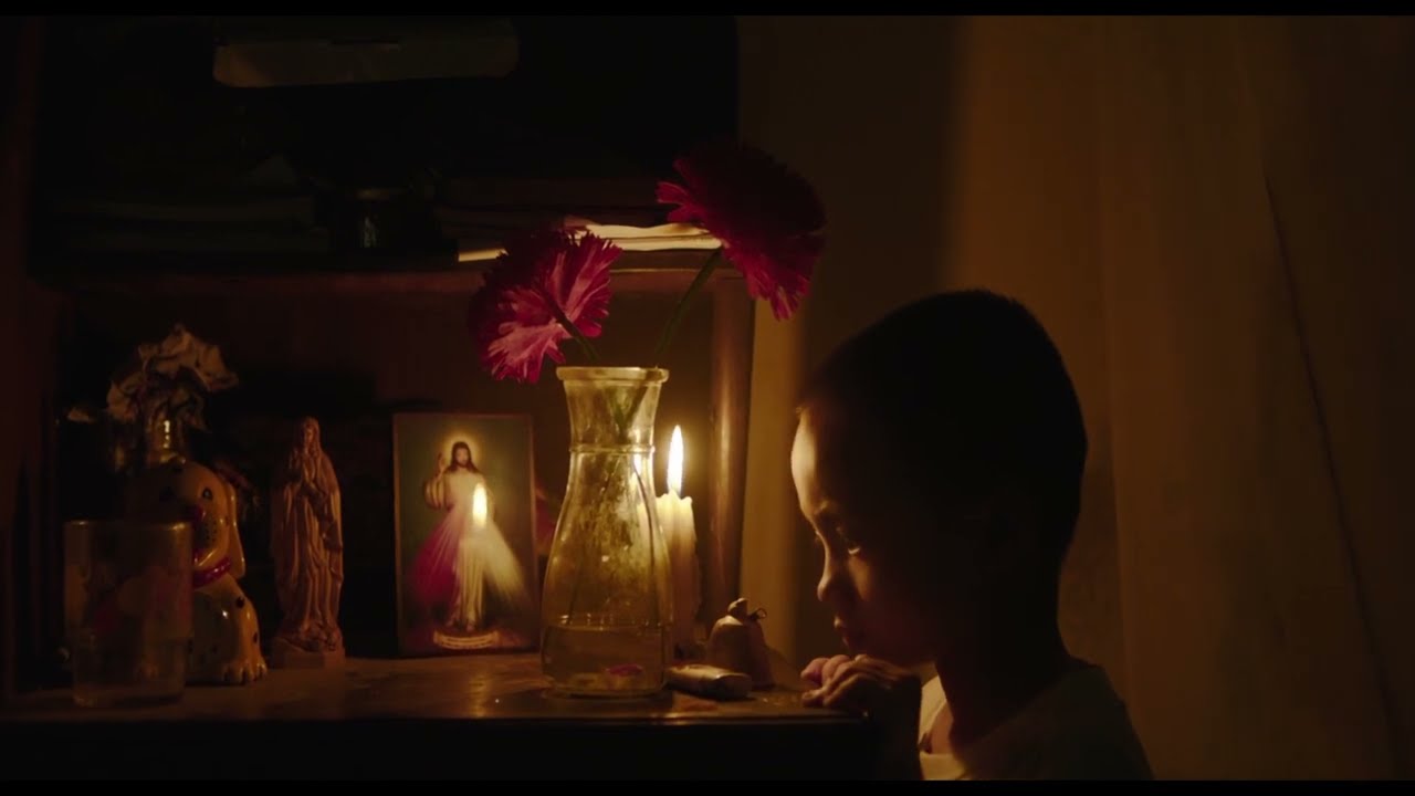 Видео к фильму Inside the Yellow Cocoon Shell | Exclusive Clip