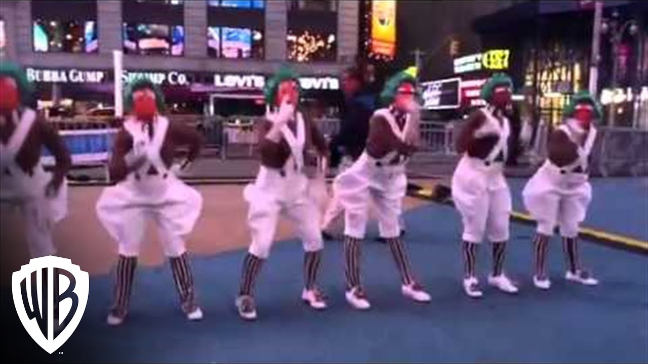 Видео к фильму Вилли Вонка и шоколадная фабрика | Dancing Oompa Loompas Hit Los Angeles