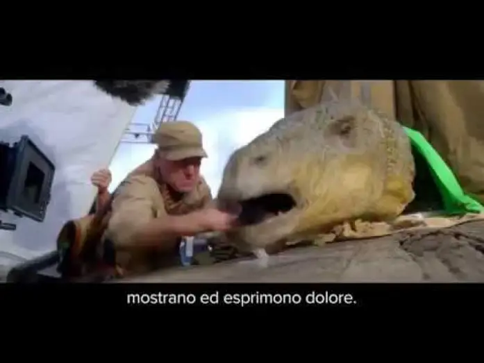 Видео к фильму Мир Юрского периода 2 | JURASSIC WORLD - IL REGNO DISTRUTTO - Featurette "L'empatia con i dinosauri"