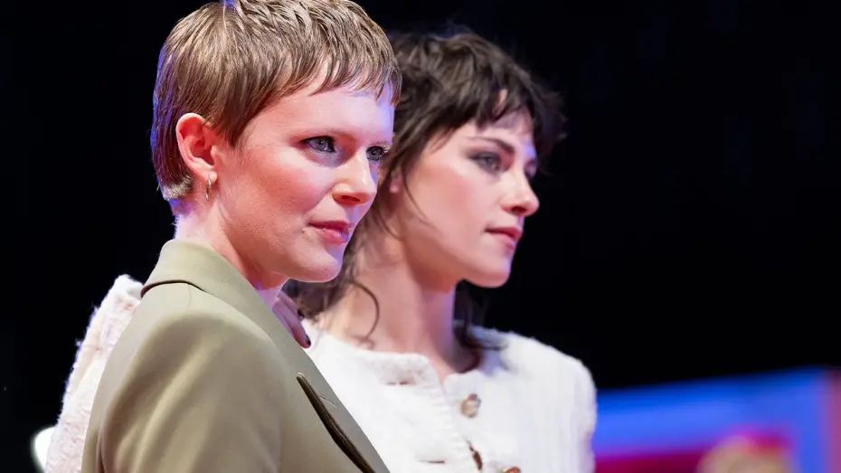 Видео к фильму Любовь истекает кровью | Berlinale Red Carpet Highlights