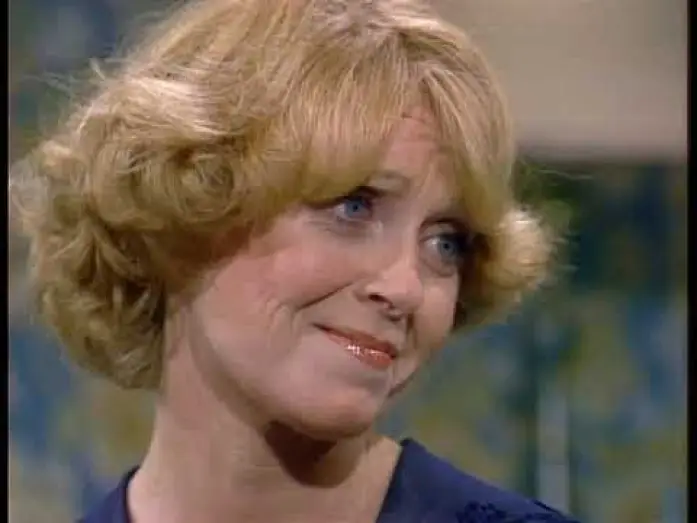 Видео к сериалу Все в семье — Clip: "Liz was a lez?!" - K Callan as the partner of Edith's Cousin Liz on ALL IN THE FAMILY, 1977