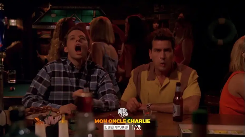Видео к сериалу Два с половиной человека — Mon oncle Charlie │ Bande-annonce │ Warner TV France