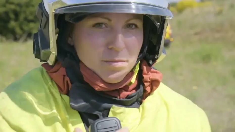 Видео к сериалу Жизнь прекрасна — PBLV chez les pompiers #2 : Les femmes pompiers 🚒