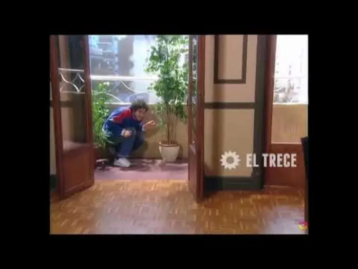 Видео к сериалу Такая любовь — NICOLÁS CABRE ESCUPIENDO A UN VECINO EN SON AMORES - 2002