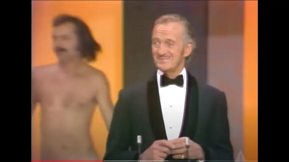 Видео к сериалу Церемония вручения премии «Оскар» — The Oscars Streaker | 46th Oscars (1974)