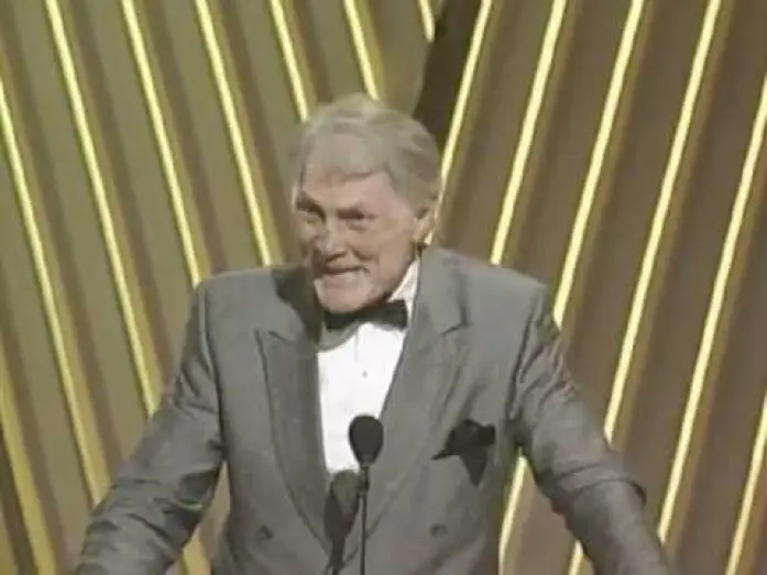 Видео к сериалу Церемония вручения премии «Оскар» — Jack Palance Wins Supporting Actor: 1992 Oscars