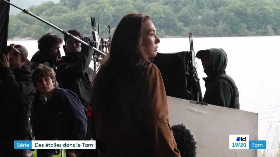 Видео к сериалу Мутные воды — Laura Smet et Tomer Sisley en tournage dans le Tarn pour la série "Surface"