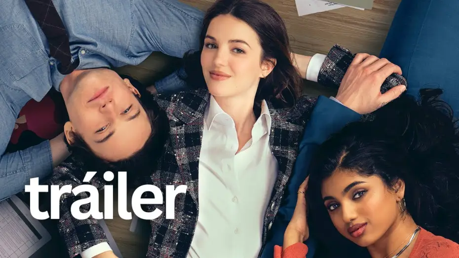 Видео к сериалу Вы нам не подходите — NO APTOS PARA EL TRABAJO (Disney+) | Tráiler español - Nueva serie Mindy Kaling