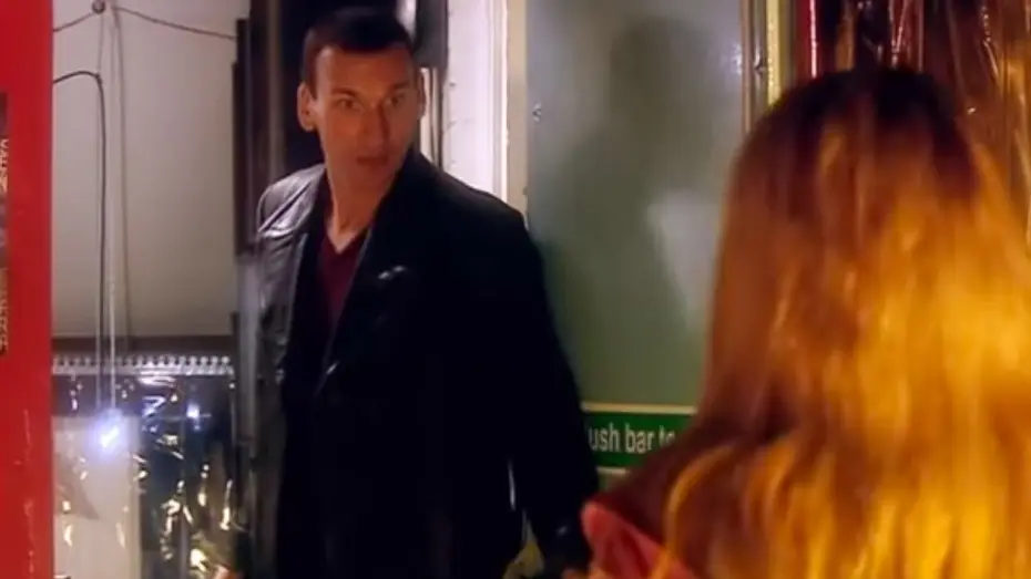 Видео к сериалу Доктор Кто — Christopher Eccleston's First Scene | "I'm The Doctor By The Way" | Rose