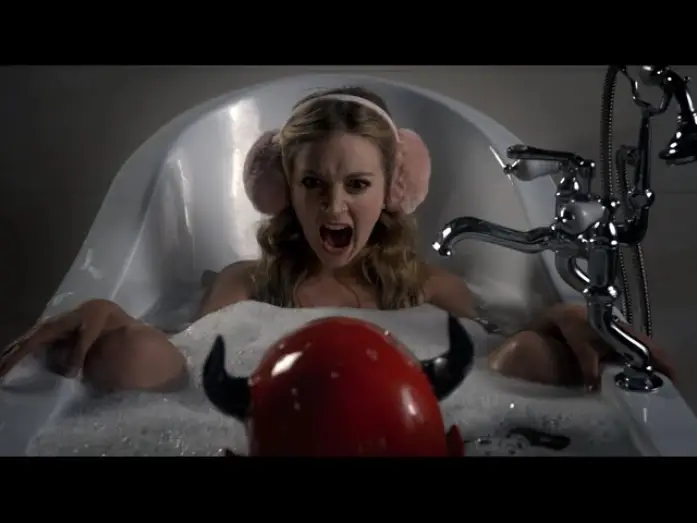 Видео к сериалу Королевы крика — Scream Queens Super-Sized Main Title Sequence