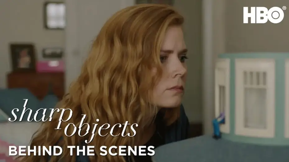 Видео к сериалу Острые предметы — BTS: Beyond the Dollhouse | Sharp Objects