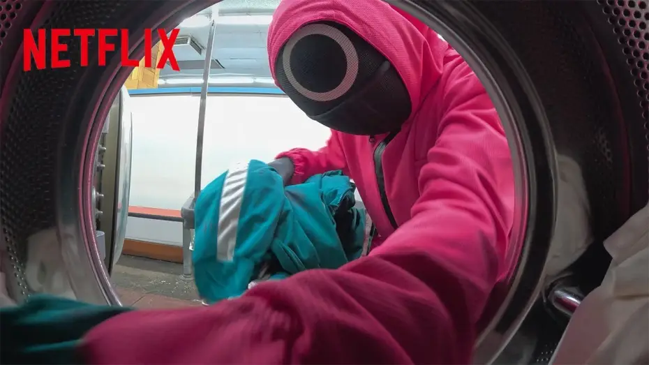Видео к сериалу Игра в кальмара — Squid Game Pink Guards Spotted At A Local Laundromat