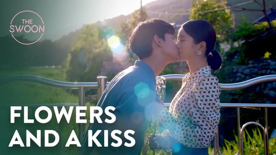 Видео к сериалу Я псих, но это нормально — Kim Soo-hyun brings Seo Yea-ji flowers and a kiss | It’s Okay to Not Be Okay Ep 9 [ENG SUB]