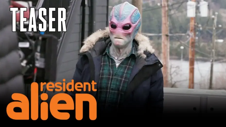 Видео к сериалу Засланец из космоса — Alan Tudyk Talks Alien Makeup | Resident Alien | SYFY