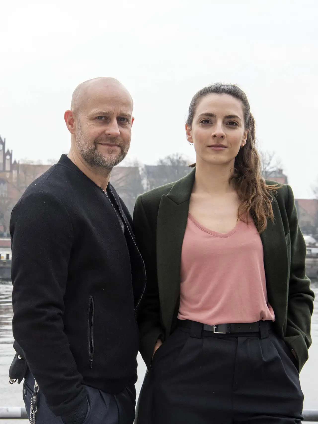 Постер к сериалу "Jenseits der Spree"