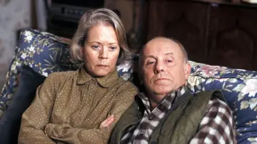 Задник к сериалу "Одной ногой в могиле" #1904760