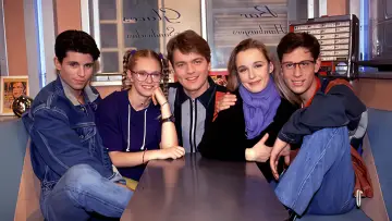 Задник к сериалу "Первые поцелуи" #1541838