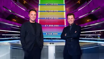 Задник к сериалу "Безграничный выигрыш с Энтом и Деком" #1670557