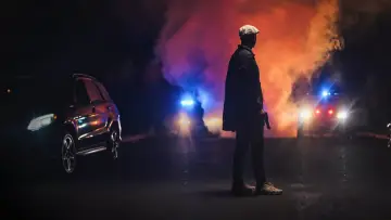 Задник к сериалу "Взрывы на Бостонском марафоне: охота на виновников" #1889699
