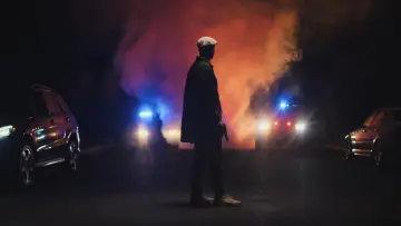 Задник к сериалу "Взрывы на Бостонском марафоне: охота на виновников" #1889700