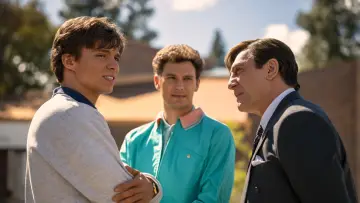 Задник к сериалу "Монстры: история братьев Менендес" #1350414