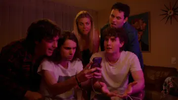 Задник к сериалу "Single, Out" #1608155