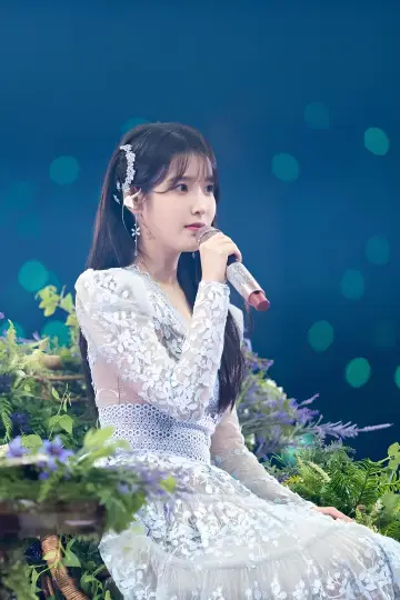 Постер к сериалу "아이유 콘서트 Live Clip" #1602399