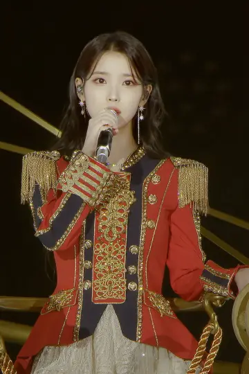 Постер к сериалу "아이유 콘서트 Live Clip" #1773655