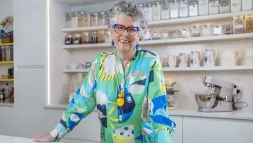 Задник к сериалу "Prue Leith
