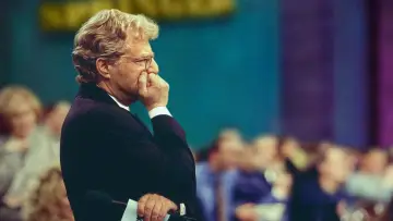 Задник к сериалу "Джерри Спрингер: свет, камера, бой!" #1561140